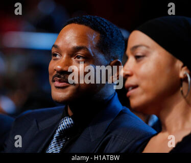 Washington, USA. 23 Sep, 2016. Attore Will Smith assiste una performance presso il Kennedy Center chiamato 'tenendo la fase; musica americana africana e storie che hanno cambiato l'America", un evento che celebra l'apertura dello Smithsonian National Museum of African American Storia e cultura, Settembre 23, 2016, Washington, DC. Il Presidente Usa Barack Obama e la First Lady Michelle Obama (invisibile) anche partecipare all'evento. Credito: Aude Guerrucci/Piscina via CNP - nessun filo SERVICE - Credit: dpa/Alamy Live News Foto Stock