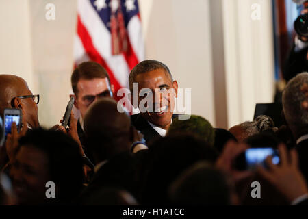 Washington, USA. Il 22 settembre, 2016. Il Presidente Usa Barack Obama scuote le mani dopo l'erogazione di commento al ricevimento in onore della apertura dello Smithsonian National Museum of African American Storia e cultura, nel grande atrio della Casa Bianca Settembre 22, 2016, Washington, DC. Credito: Aude Guerrucci/Piscina via CNP - nessun filo SERVICE - Credit: dpa/Alamy Live News Foto Stock