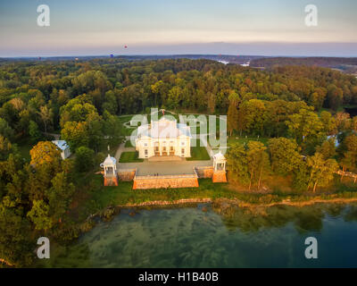 Trakai, Lituania: Antenna UAV vista dall'alto del palazzo Uzutrakis Foto Stock