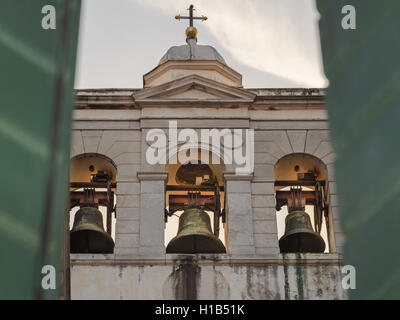 Tre campane di chiesa vecchia torre, Venezia, Italia, visto attraverso la finestra aperta Foto Stock