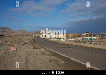 Percorso 5 che corre lungo la costa passato il piccolo villaggio di Puerto Flamenco nel deserto di Atacama nel Cile Foto Stock