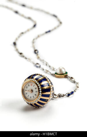 Lo smalto e la Diamond pendant watch su uno smalto e seme collana di perle. Foto Stock