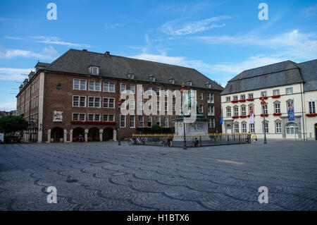 Monumento equestre di Johann Wilhelm II (Jan Wellem) e il Municipio della Città Vecchia di Dusseldorf, Germania Foto Stock