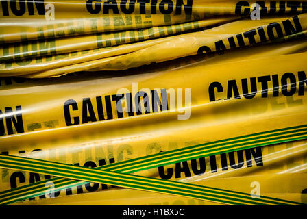 Abstract close-up foto di giallo " caution " tape Foto Stock