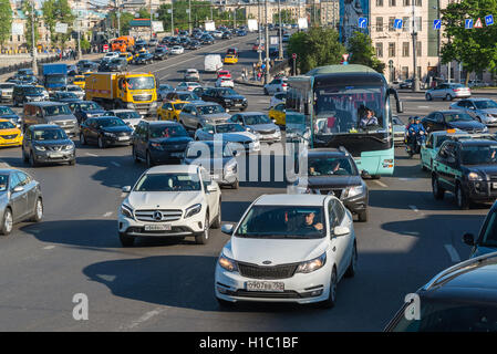 Mosca, Russia - maggio 14.2016. Alta densità di traffico su una delle vie centrali Foto Stock