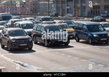 Mosca, Russia - 21 settembre. 2015. Alta densità di traffico su una delle vie centrali Foto Stock