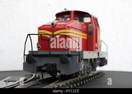 Locomotiva rosso modello in miniatura. Locomotiva rosso modello giocattolo. Foto Stock