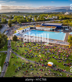 Giorno di indipendenza in festa a Kopavogur, un sobborgo di Reykjavik, Islanda. Questa immagine viene girato utilizzando un drone. Foto Stock