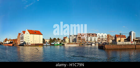 Vista attraverso il fiume Motlawa il Granary Island in Gdansk, Polonia. Foto Stock