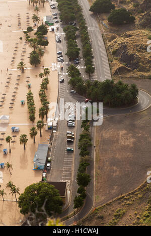 Strada lungo la spiaggia, vista dall'alto Foto Stock