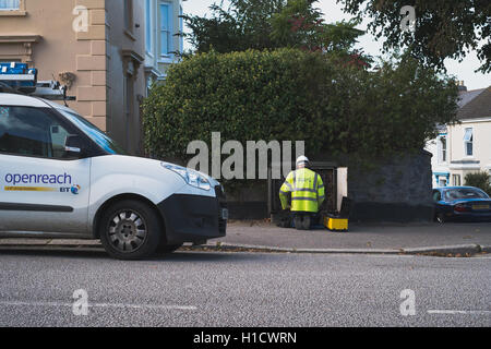 Un BT Openreach ingegnere alla apparecchiatura stradale mobile a banda larga di installazione Foto Stock