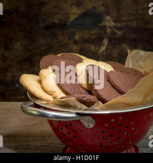 Mexican cioccolata calda, limone timo e classic vaniglia biscotti frollini nel recipiente stagno con sfondo scuro Foto Stock