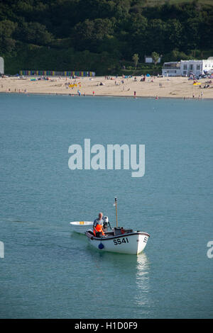 Pescatore nella sua barca a St Ives Harbour. Foto Stock