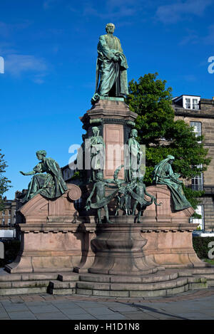 Memoriale all'ex primo ministro britannico William Ewart Gladstone (1809-98) a Coates Crescent Gardens, Edimburgo, Scozia, Regno Unito. Foto Stock