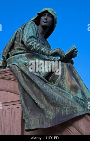 La figura di Historia , parte del memoriale a William Ewart Gladstone (1809-98) in Coates Crescent Gardens, Edimburgo, Scozia, Regno Unito. Foto Stock