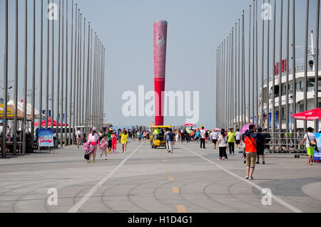 Giugno 24, 2016. Qingdao, Cina. I turisti cinesi a visitare la Vela olimpica centro molo a Qingdao Cina Shandong. Foto Stock