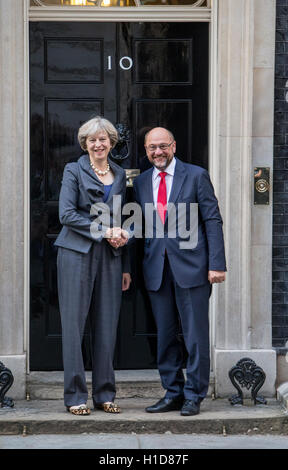 Il Primo Ministro inglese Theresa Maggio (L) stringe la mano con il Presidente del Parlamento europeo,Martin Schulz (R) a 10 Downing St Foto Stock