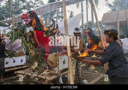 Indonesia Bali Ubud, Junjungan village, cerimonia di cremazione, la cremazione effigi la masterizzazione Foto Stock