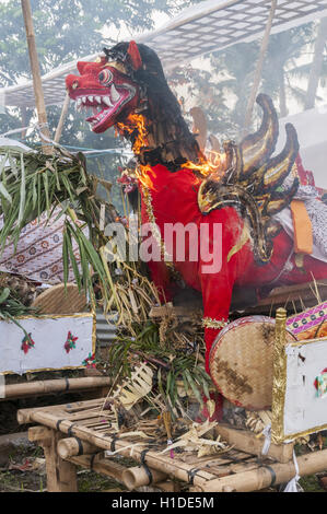 Indonesia Bali Ubud, Junjungan village, cerimonia di cremazione, la cremazione effigi la masterizzazione Foto Stock