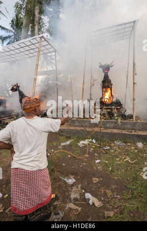 Indonesia Bali Ubud, Junjungan village, cerimonia di cremazione, la cremazione effigi la masterizzazione Foto Stock