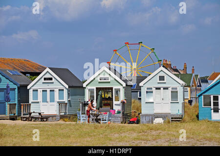 Uomo di fronte spiaggia capanne sulla Mudeford barene, Hengistbury testa in dorset, Inghilterra Foto Stock