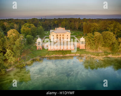 Trakai, Lituania: Antenna UAV vista dall'alto del palazzo Uzutrakis Foto Stock