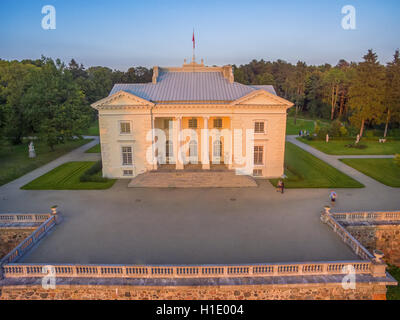 Trakai, Lituania: Antenna UAV vista dall'alto del palazzo Uzutrakis Foto Stock