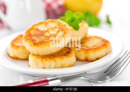 Cottage cheese pancakes, syrniki Foto Stock