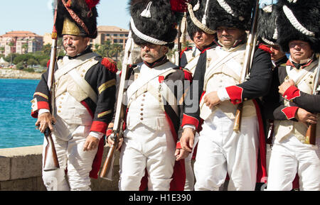 Città di Ajaccio, Corsica, France-August 14, 2016: La reenactors vestiti come i soldati napoleonici . Foto Stock