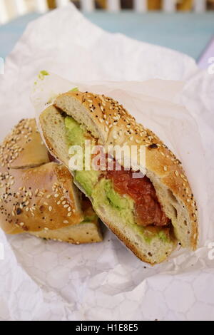 Mercato dell'Unione, Washington DC Bagel con lox di salmone e avocado semi di sesamo sandwich Foto Stock