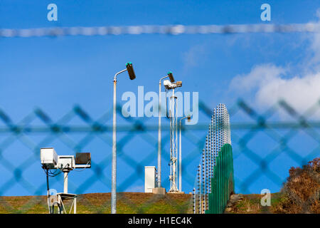 Le telecamere di sicurezza e scherma a Dragon LNG, Pembrokeshire Foto Stock