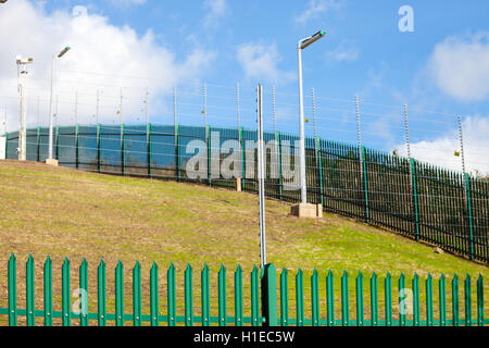 Le telecamere di sicurezza e scherma a Dragon LNG, Pembrokeshire Foto Stock