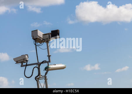 Le telecamere di sicurezza e scherma a Dragon LNG, Pembrokeshire Foto Stock