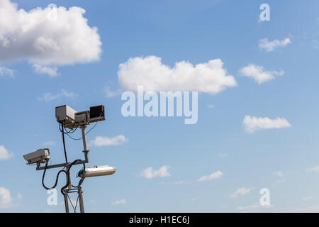 Le telecamere di sicurezza e scherma a Dragon LNG, Pembrokeshire Foto Stock