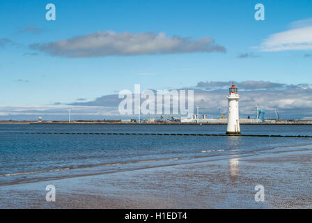 Pesce persico Rock lighthouse a New Brighton con Liverpool docks in background. Foto Stock