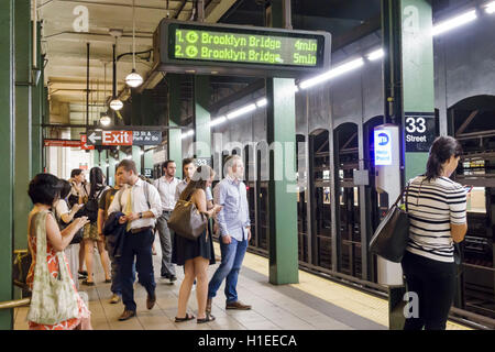 New York City,NY NYC Manhattan,Murray Hill,33rd Street Station,metropolitana,MTA,piattaforma,passeggeri passeggeri motociclisti,adulti,uomini uomo maschio,donna f Foto Stock