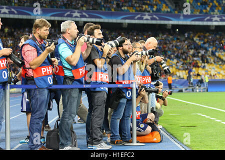 I fotografi di calcio al lavoro durante la UEFA Champions League Foto Stock