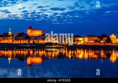 Torun, Polonia: città vecchia, cattedrale, mura difensive, fiume Vistola Foto Stock