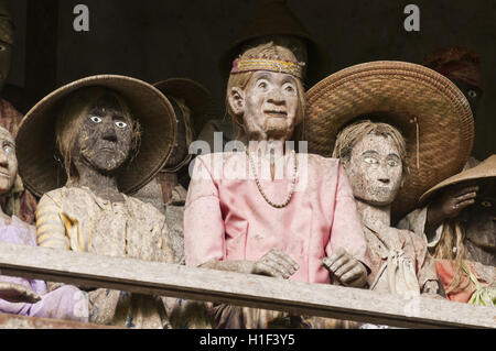 Indonesia Sulawesi, Tana Toraja, Londa cliff sepoltura effige figure (tau tau) Foto Stock