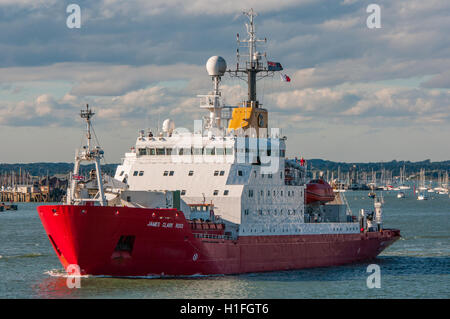 Il British Antarctic Survey ocean nave di ricerca RRS James Clark Ross uscire Portsmouth, Regno Unito il 22 settembre 2016. Foto Stock