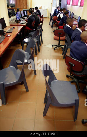 I bambini che lavorano sul computer in aula informatica in San Marco a scuola, Mbabane, Hhohho, Regno di Swaziland Foto Stock