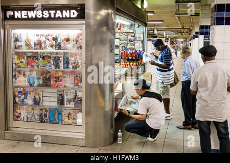 New York City,NY NYC Brooklyn,Jay Street-MetroTech Station,metropolitana,MTA,piattaforma,passeggeri motociclisti,edicola,rivista,Black Adult,adulti Foto Stock