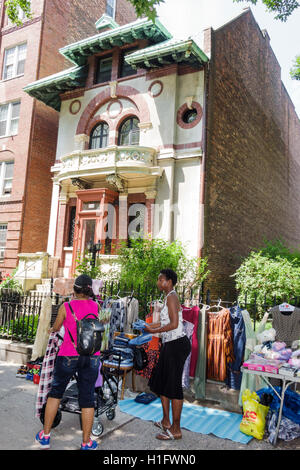 New York City,NY NYC Brooklyn,Clinton Hill,Fort Greene Flea Market,Neighborhood,vendita marciapiedi,abbigliamento,adulti adulti neri,donna donna donne,shopping Foto Stock