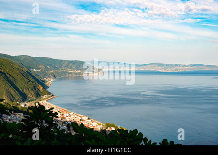 Vista di stretto di Messina visto dalla Calabria Foto Stock