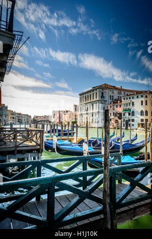 Gondole o barche sul canal grande nella bellissima città di Venezia Foto Stock