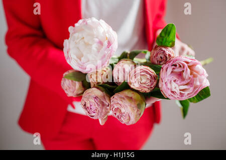 Luxury mazzi di fiori in hat box. rose nelle mani delle donne. Foto Stock