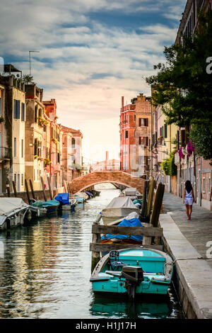 Gondole o barche sul canal grande nella bellissima città di Venezia. Foto Stock