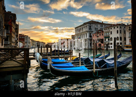 Gondole o barche sul canal grande al tramonto nella bellissima città di Venezia Foto Stock