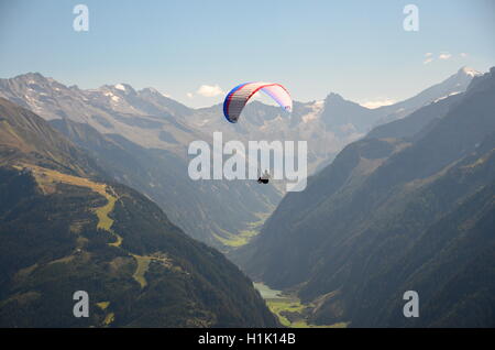 Gleitschirmflieger, Zillertal, Tirol, Oesterreich Foto Stock