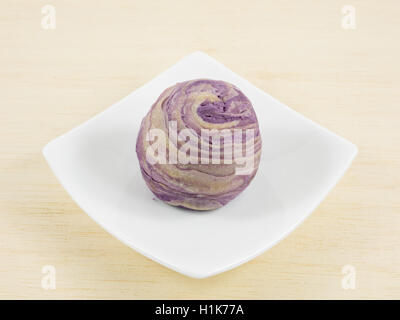 Il taiwanese cristallo violetto taro torta sul piccolo quadrato bianco piatto. Foto Stock